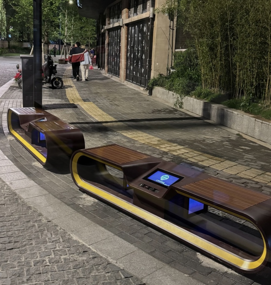 北苏州河路四行仓库对面的公共座椅也可以充电