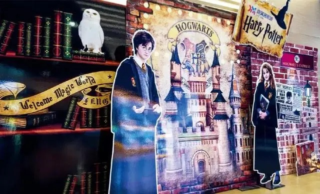 浙江扬州一家影院内的哈利·波特全系列重映宣传海报 浙江扬州一家影院内的哈利·波特全系列重映宣传海报