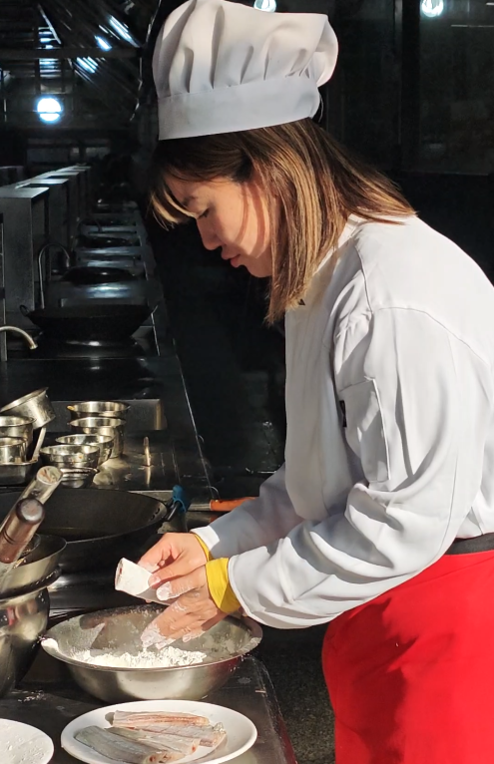 佟洁琼正在练习煎鱼 佟洁琼正在练习煎鱼