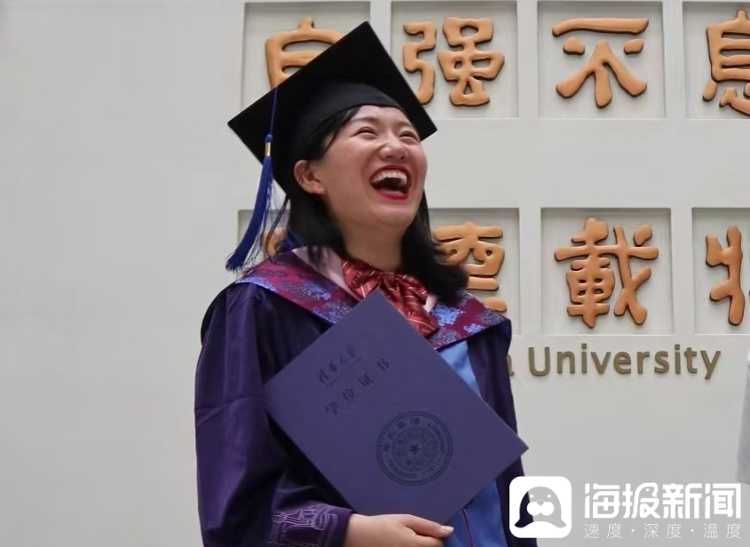 佟洁琼在清华拍照留念 佟洁琼在清华拍照留念