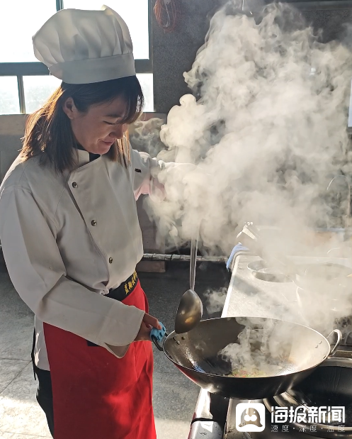 佟洁琼正在练习炒菜 佟洁琼正在练习炒菜