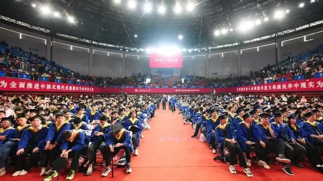 中国2025年毕业大学生预计超过1200万人,就业市场竞争激烈 中国2025年毕业大学生预计超过1200万人,就业市场竞争激烈
