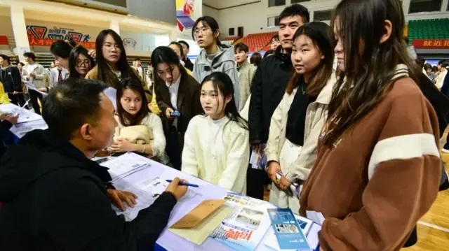 李小姐在收到实习岗位录取邮件后中断了付款,因为她觉得自己上当了 李小姐在收到实习岗位录取邮件后中断了付款,因为她觉得自己上当了