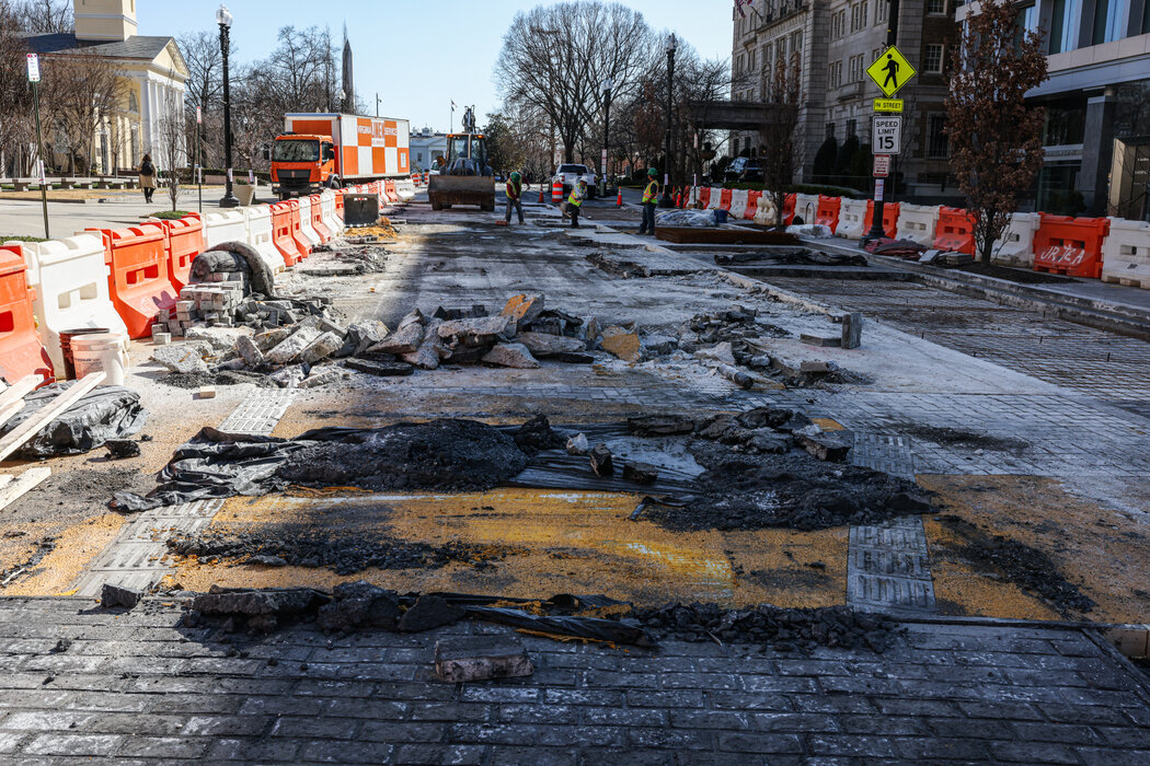 施工队正拆除白宫北侧“黑人的命也是命”广场的地面标识 施工队正拆除白宫北侧“黑人的命也是命”广场的地面标识