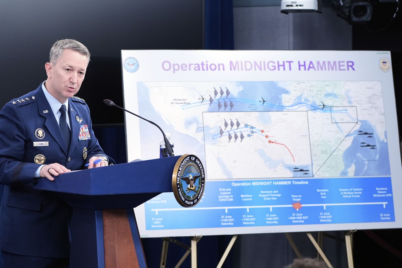 参谋长联席会议主席丹·凯恩将军今天在五角大楼的新闻发布会上发表讲话