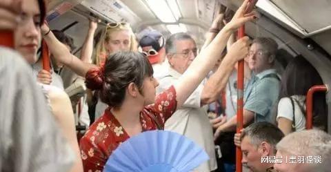 1992年的古董车，一把惊艳的手扇，车厢里充满了浓浓的贵族体味