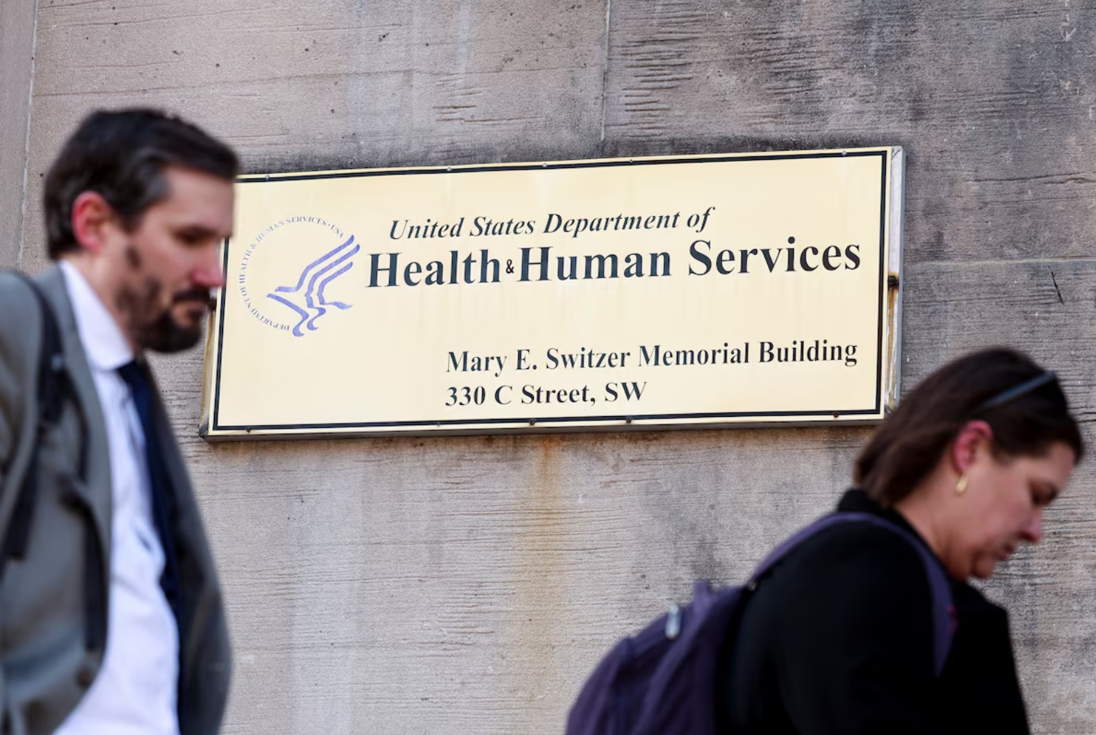 卫生与公众服务部(HHS)员工站在玛丽·E·斯威策纪念大楼外 卫生与公众服务部(HHS)员工站在玛丽·E·斯威策纪念大楼外