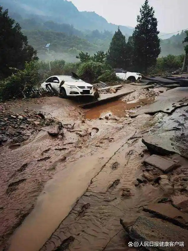 7月27日凌晨,在转移途中,下山的道路一片泥泞,山洪冲刷的痕迹清晰可见 7月27日凌晨,在转移途中,下山的道路一片泥泞,山洪冲刷的痕迹清晰可见