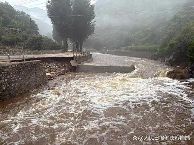 7月27日早,从张家坟村回到北京城区的路上,沿途可以见到水势汹涌 7月27日早,从张家坟村回到北京城区的路上,沿途可以见到水势汹涌