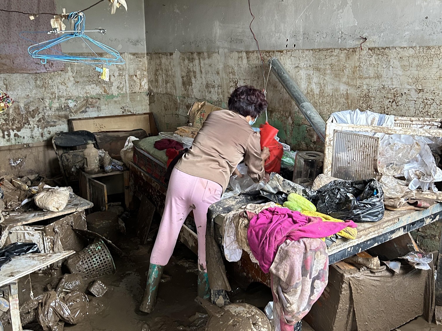 马大娘星期一(8月4日)回家收拾杂物,家中物品都沾满污泥 马大娘星期一(8月4日)回家收拾杂物,家中物品都沾满污泥