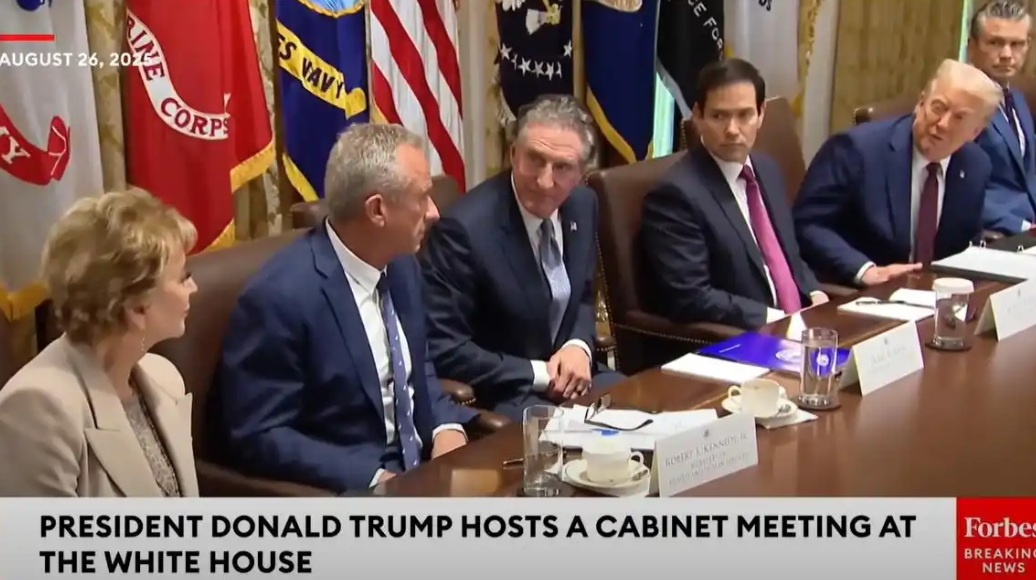 特朗普要求美国教育部长麦克马洪（左一）狠狠教训哈佛