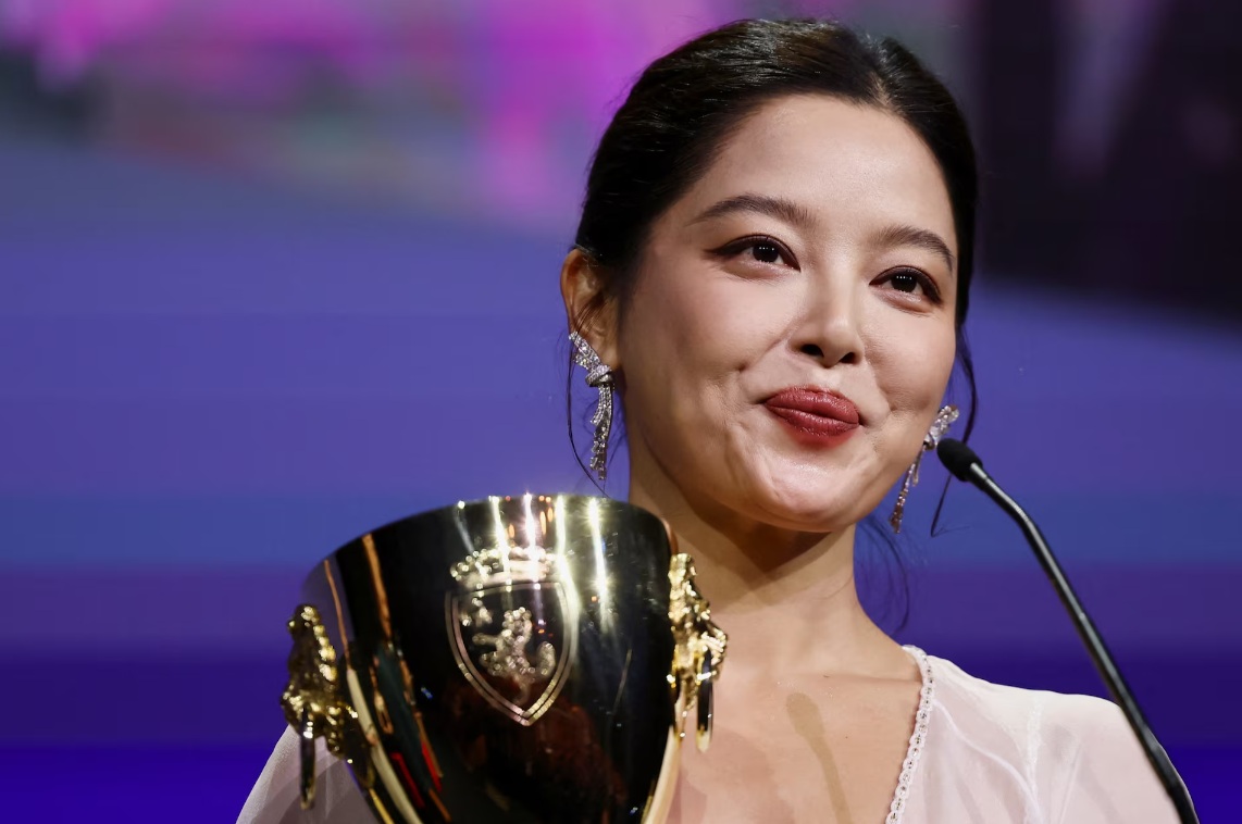 中国演员辛芷蕾凭借影片《太阳照耀着我们所有人》获得最佳女演员奖 中国演员辛芷蕾凭借影片《太阳照耀着我们所有人》获得最佳女演员奖