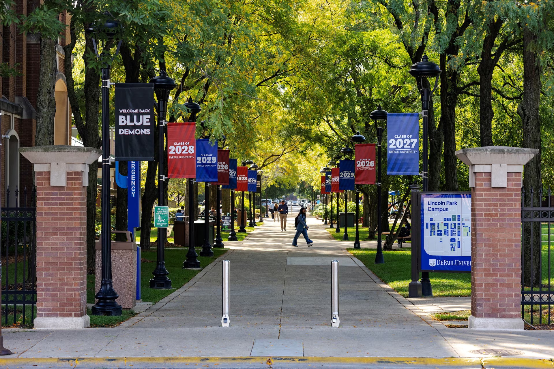 美国伊利诺伊州芝加哥,学生们走在德保罗大学的校园里 美国伊利诺伊州芝加哥,学生们走在德保罗大学的校园里