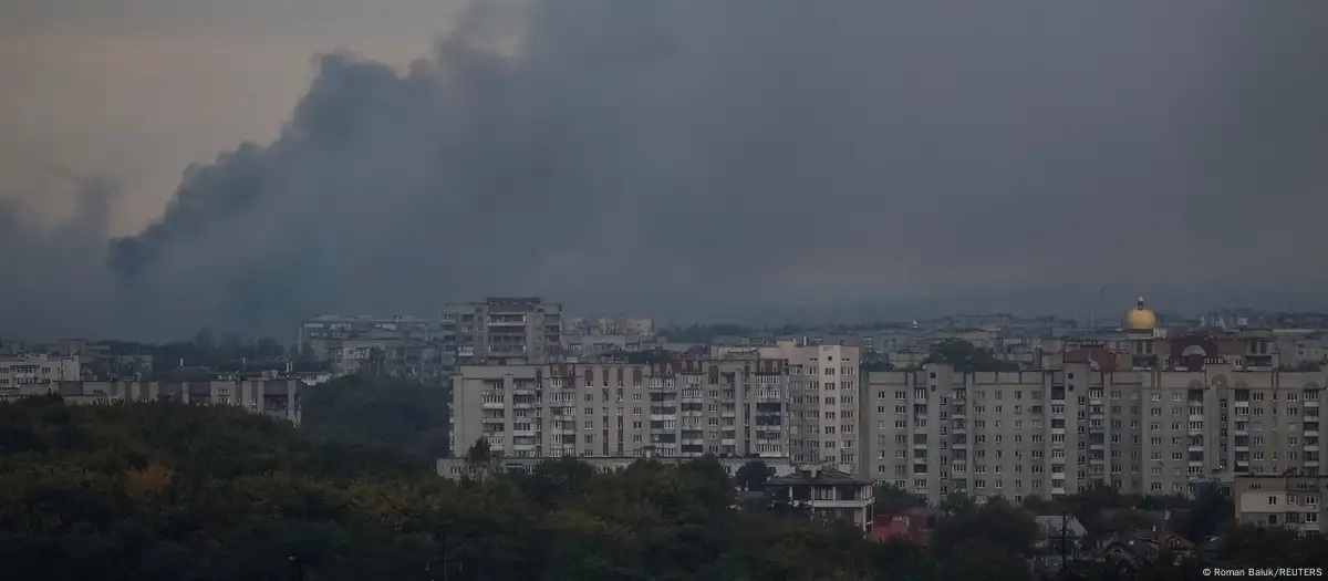 乌克兰西部城市利沃夫遭受俄军大规模导弹袭击后,市区浓烟滚滚 乌克兰西部城市利沃夫遭受俄军大规模导弹袭击后,市区浓烟滚滚