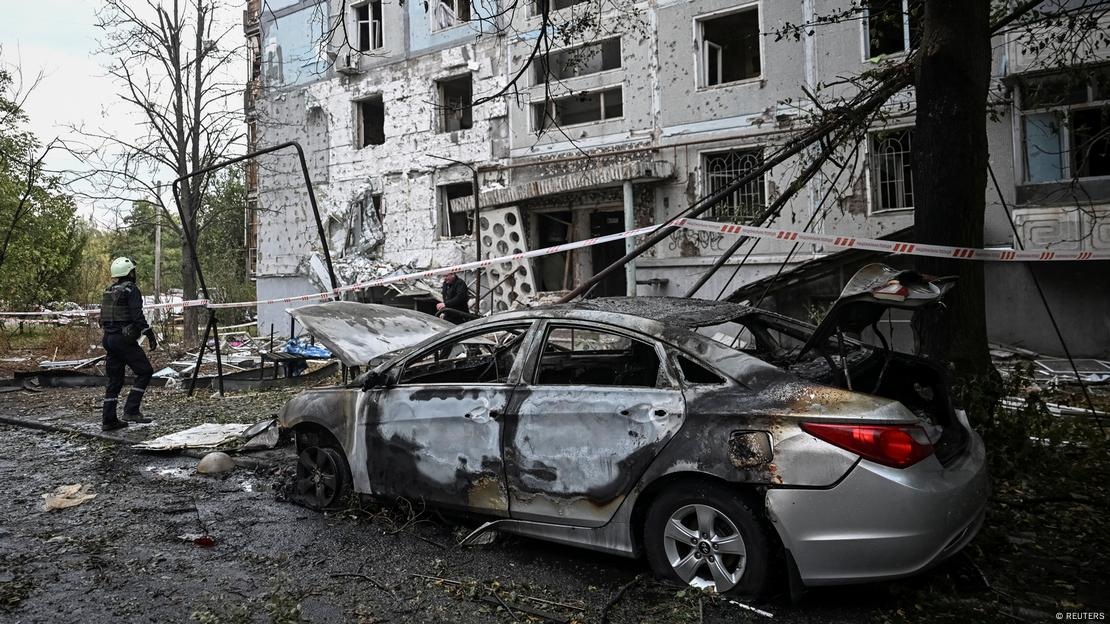 救援人员在遇袭建筑物中搜寻幸存者 救援人员在遇袭建筑物中搜寻幸存者