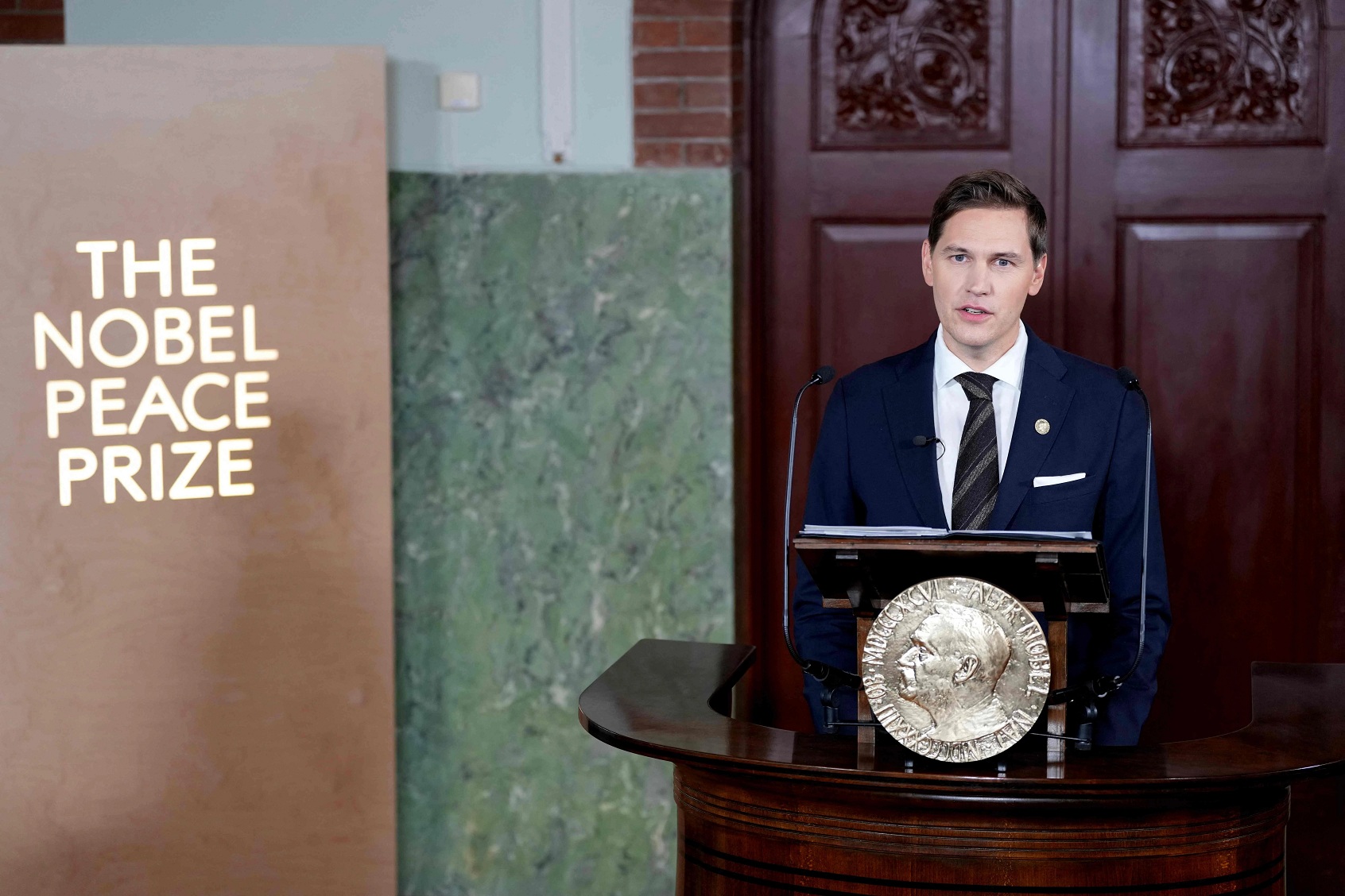 诺贝尔委员会主席约尔根·沃特内·弗莱德内斯在挪威首都奥斯陆诺贝尔研究所 ...