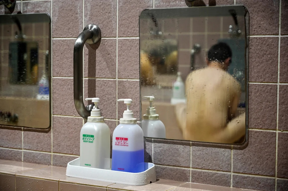 温泉和公共浴池的游客应先在淋浴处清洗身体,然后再进入浴池 温泉和公共浴池的游客应先在淋浴处清洗身体,然后再进入浴池