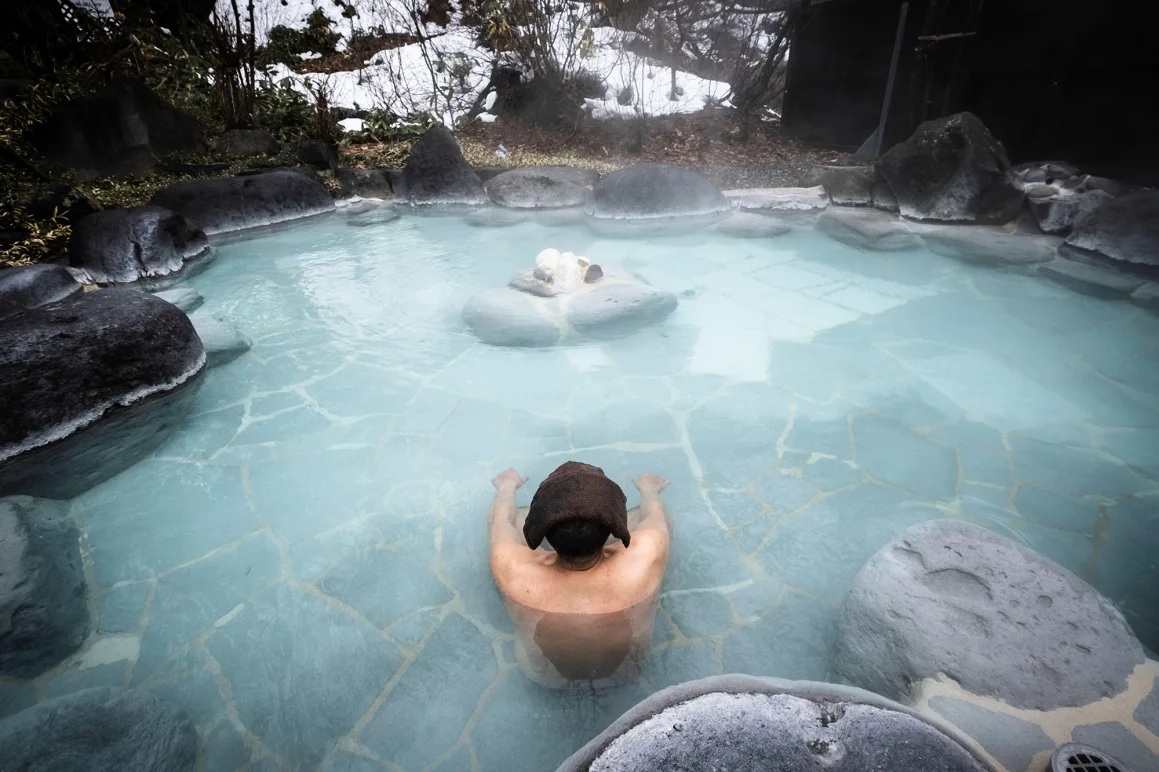 沐浴者可以独自浸泡或与朋友和家人一起在富含矿物质的水中放松身心 沐浴者可以独自浸泡或与朋友和家人一起在富含矿物质的水中放松身心