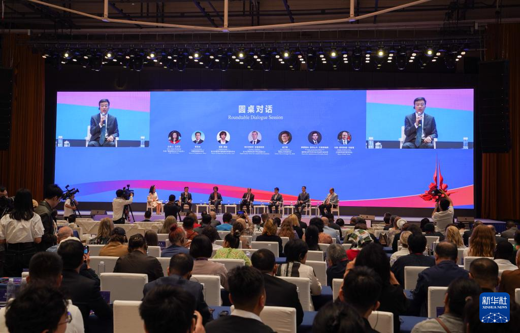 在“世界市长对话·景德镇暨2025景德镇论坛”现场,与会嘉宾参加圆桌对话 在“世界市长对话·景德镇暨2025景德镇论坛”现场,与会嘉宾参加圆桌对话