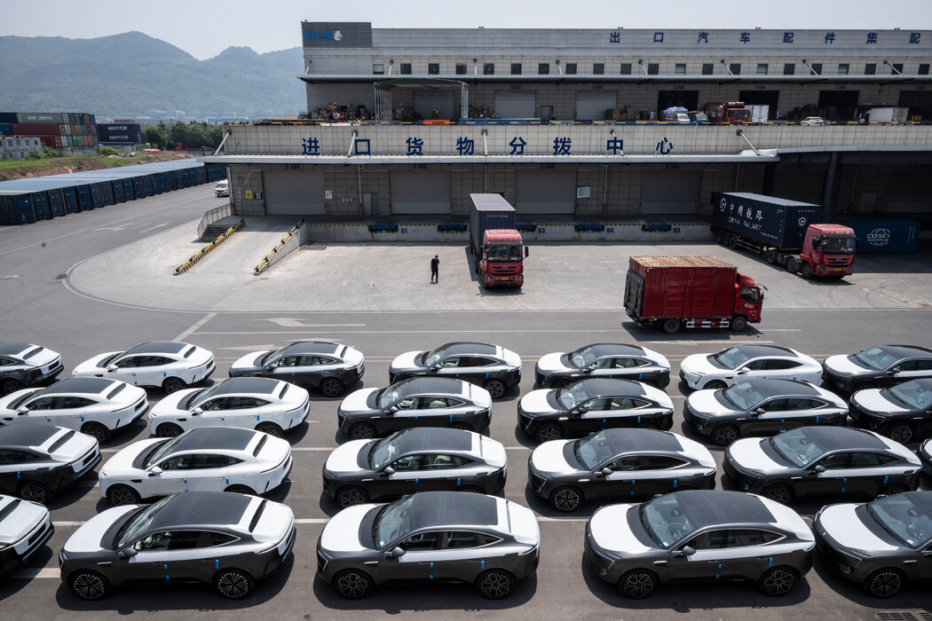 重庆铁路集装箱中心站，等待出口到泰国的电动汽车