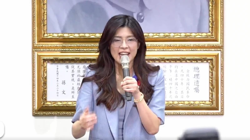 中国国民党主席改选落幕，55岁的郑丽文以黑马姿态击败郝龙斌当选