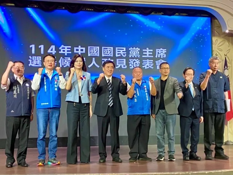 郑丽文（左三）击败郝龙斌（左四）当选国民党主席