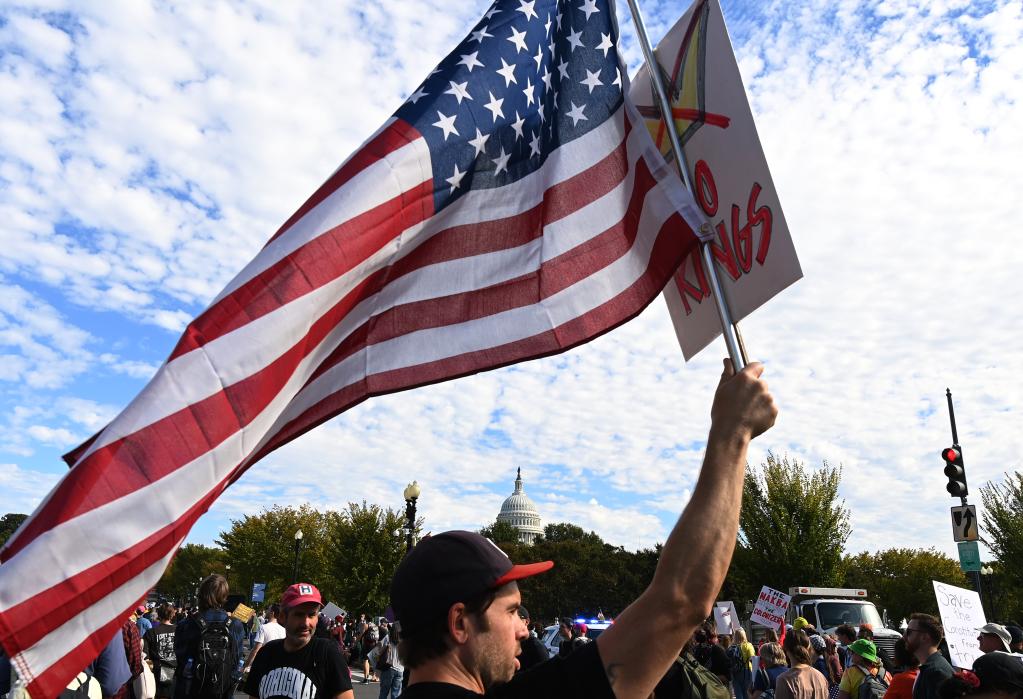 10月18日,在美国华盛顿,人们参加示威游行活动 10月18日,在美国华盛顿,人们参加示威游行活动