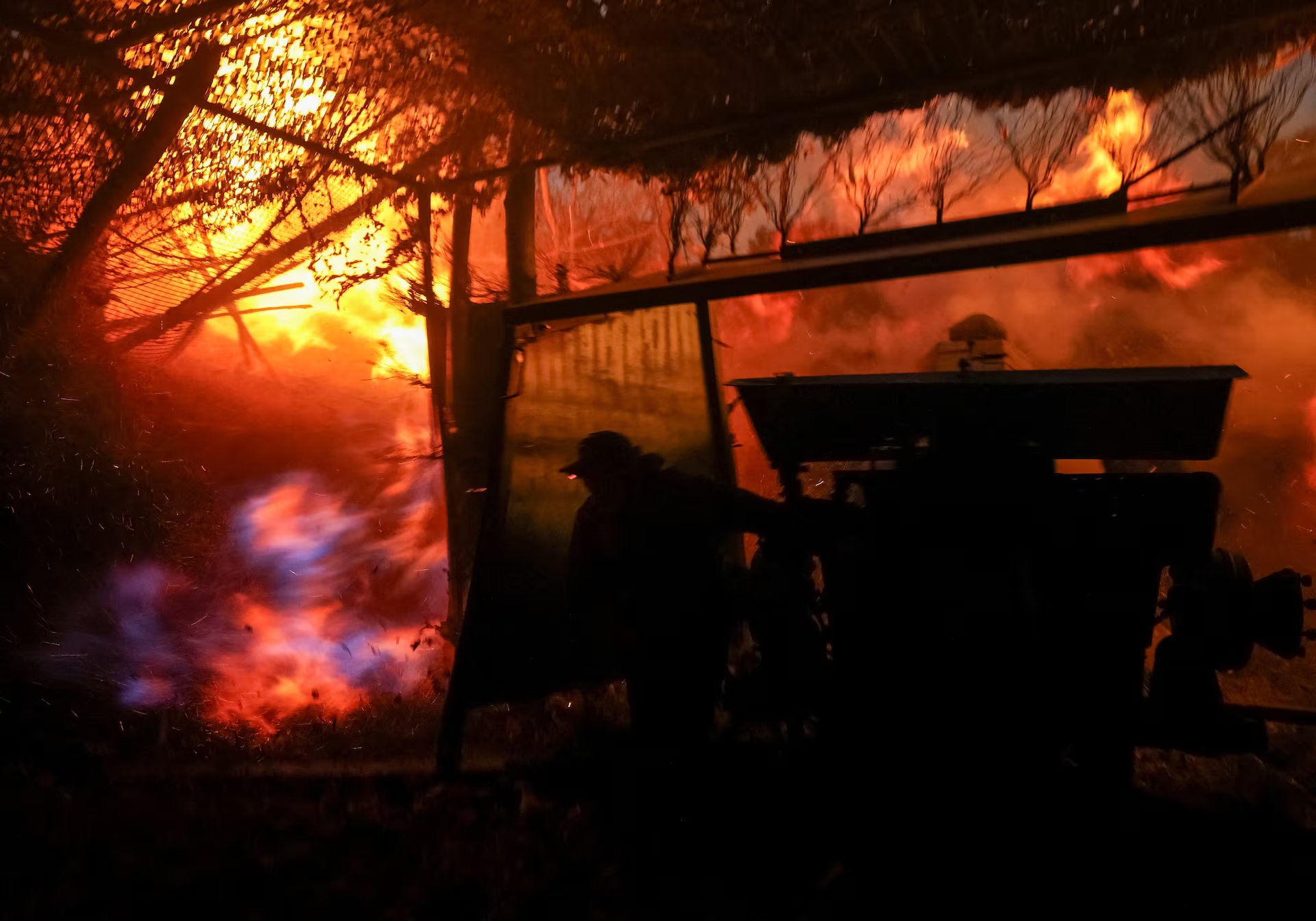 乌克兰国民近卫军作战部队第 15 卡拉达格旅的一名炮兵在俄罗斯进攻乌克兰的阵地上向俄罗斯军队发射了一门 D ... 乌克兰国民近卫军作战部队第 15 卡拉达格旅的一名炮兵在俄罗斯进攻乌克兰的阵地上向俄罗斯军队发射了一门 D ...