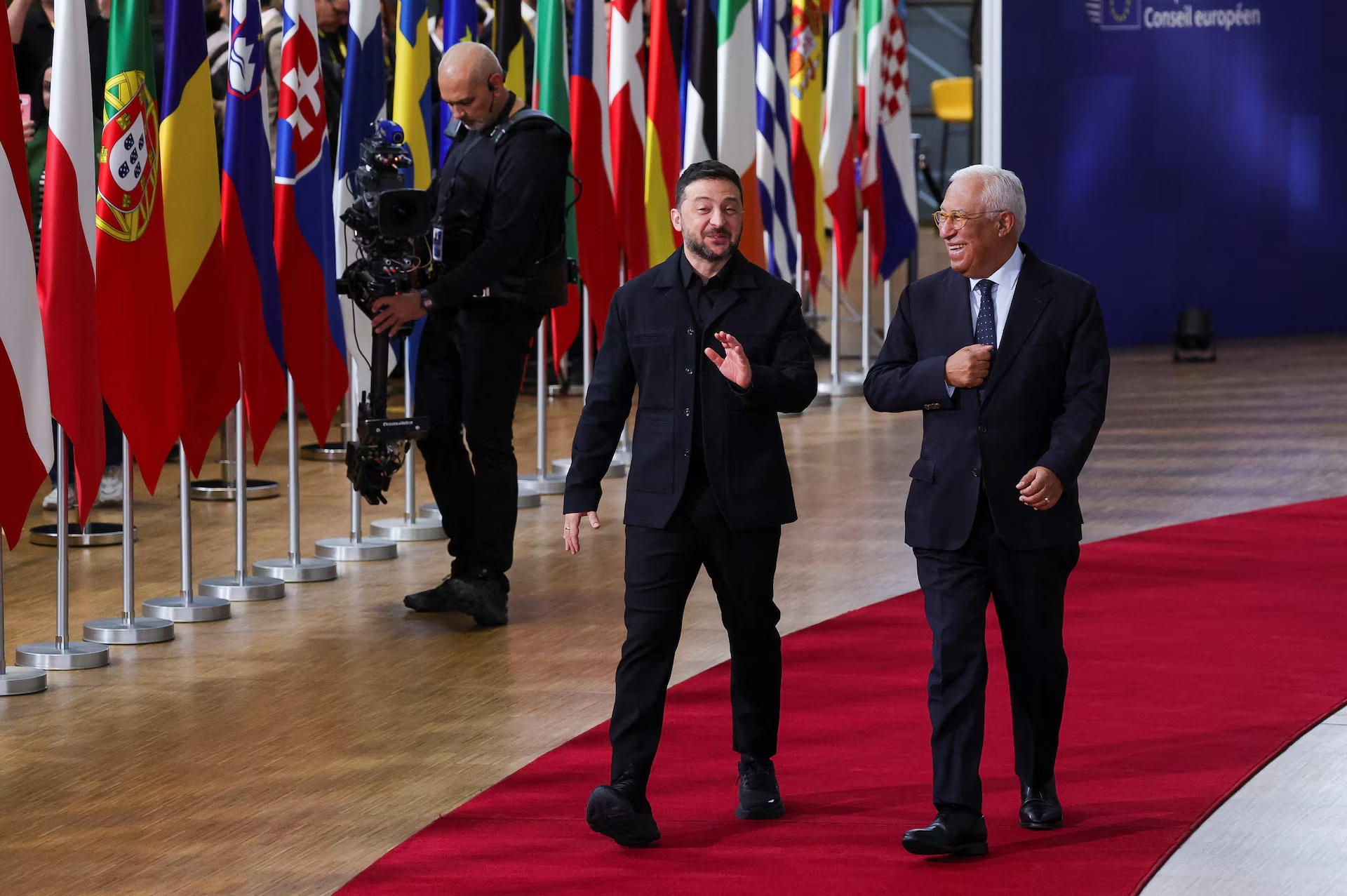 乌克兰总统泽连斯基和欧洲理事会主席科斯塔抵达比利时布鲁塞尔,参加欧盟领导人峰会 ... 乌克兰总统泽连斯基和欧洲理事会主席科斯塔抵达比利时布鲁塞尔,参加欧盟领导人峰会 ...