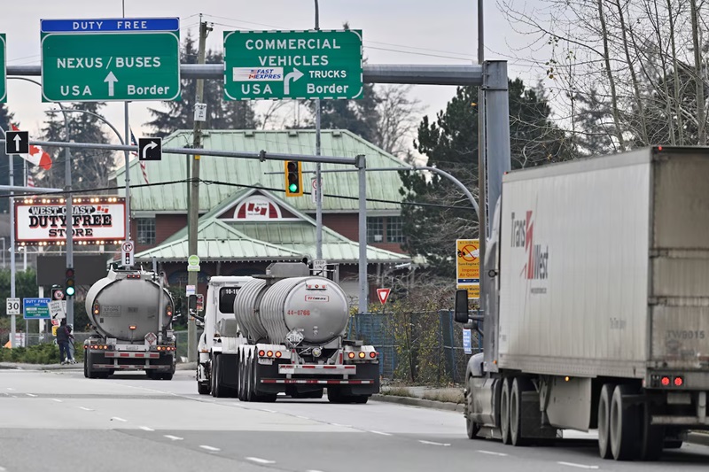 商用卡车从加拿大不列颠哥伦比亚省驶往美国 商用卡车从加拿大不列颠哥伦比亚省驶往美国