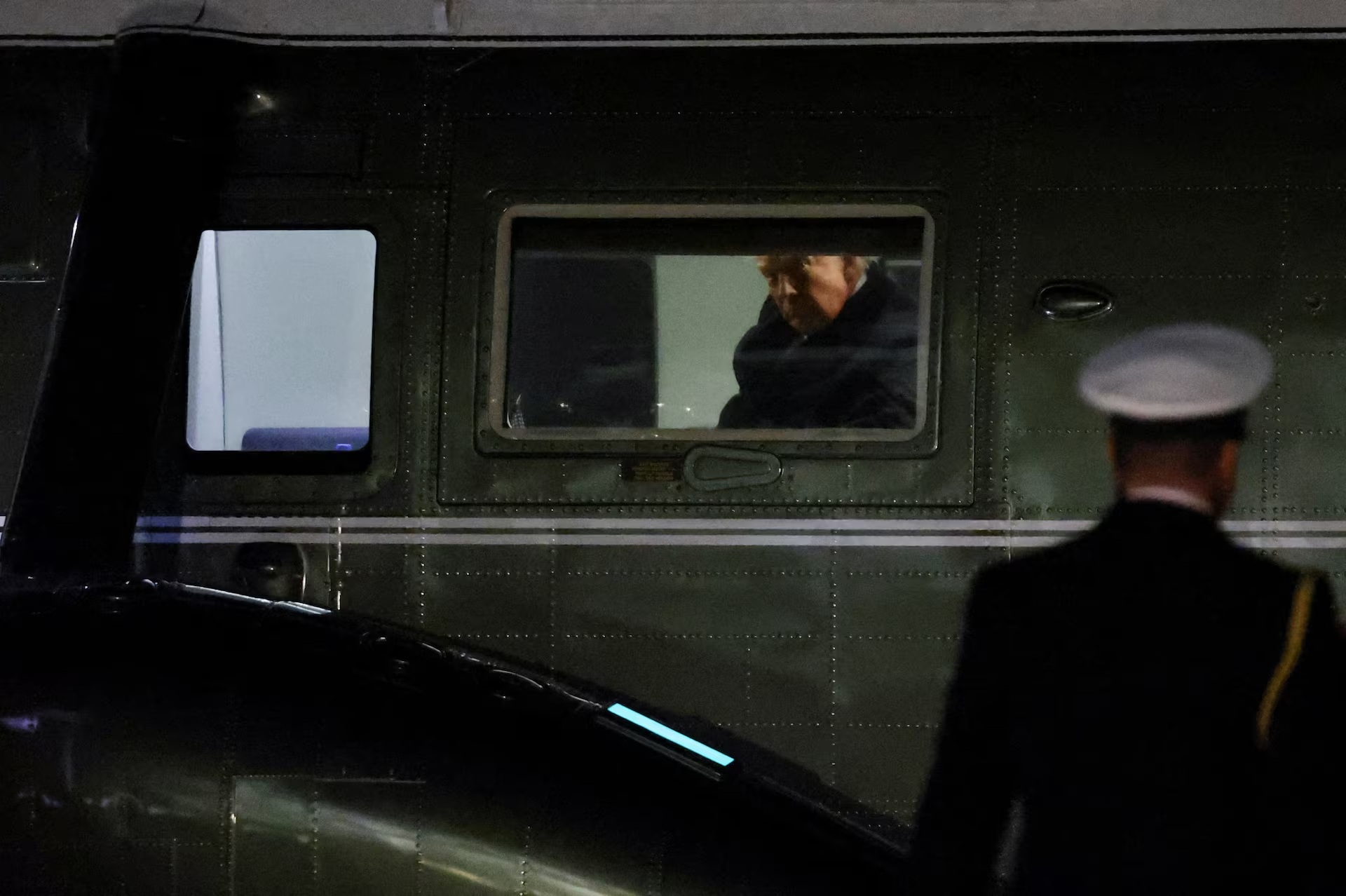 美国总统唐纳德·特朗普乘坐海军陆战队一号从美国华盛顿特区白宫南草坪出发前往亚洲 ... 美国总统唐纳德·特朗普乘坐海军陆战队一号从美国华盛顿特区白宫南草坪出发前往亚洲 ...