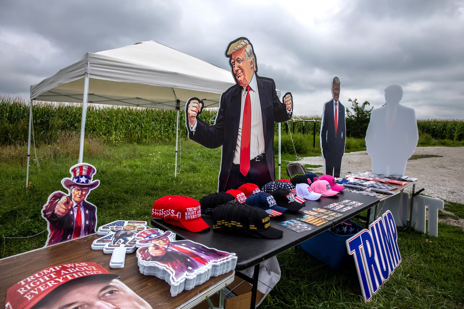 印第安纳州希伯伦附近,一名商贩在售卖特朗普的商品 印第安纳州希伯伦附近,一名商贩在售卖特朗普的商品