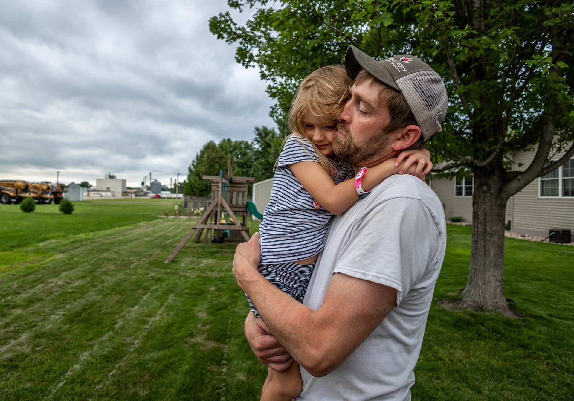 爱荷华州农民凯尔·温德兰抱着5岁的女儿米拉 爱荷华州农民凯尔·温德兰抱着5岁的女儿米拉