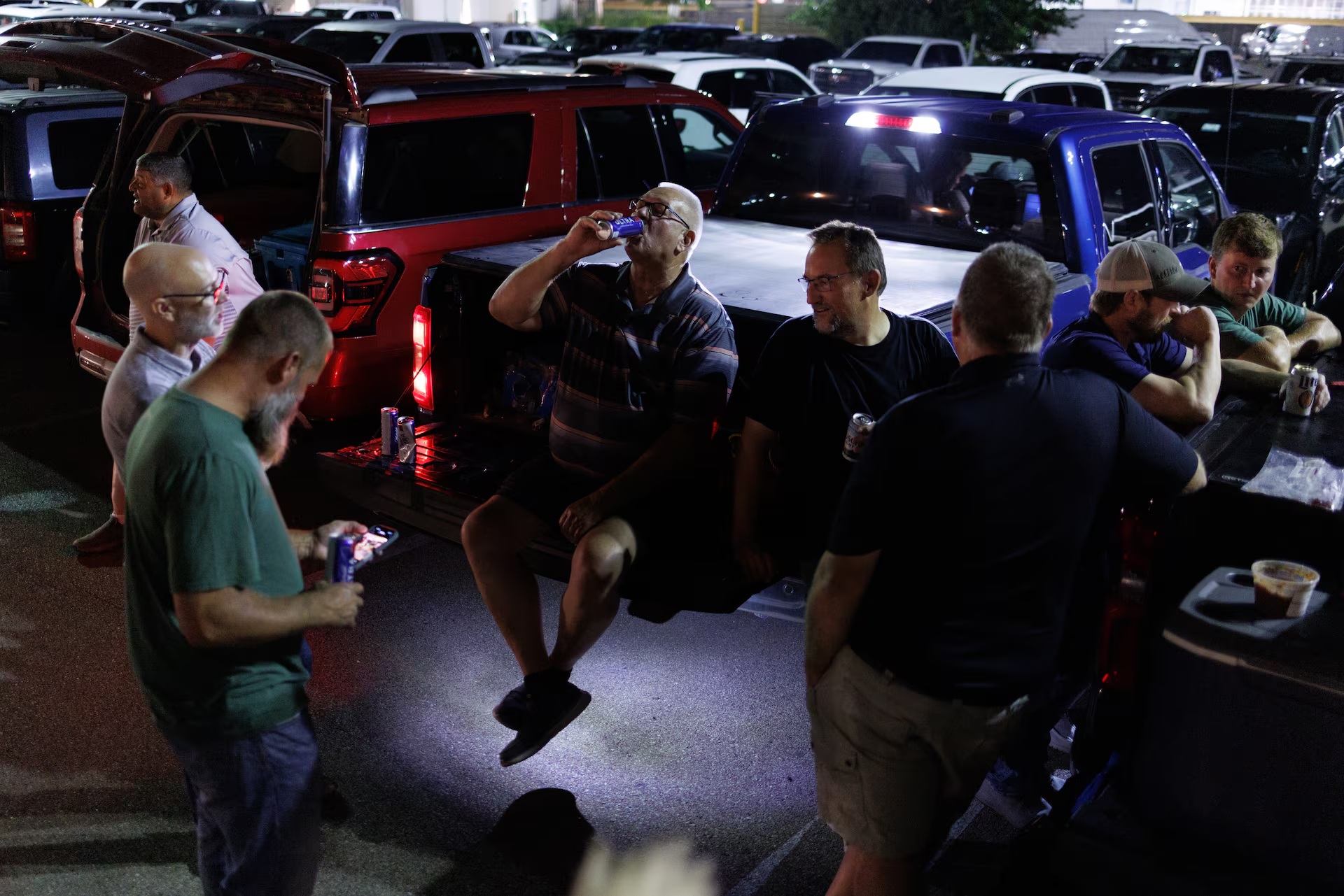 田间劳作一天后,田间侦察员们聚集在伊利诺伊州布卢明顿一家酒店的停车场,分享经验,喝几杯啤酒 ... ... . ... 田间劳作一天后,田间侦察员们聚集在伊利诺伊州布卢明顿一家酒店的停车场,分享经验,喝几杯啤酒 ... ... . ...