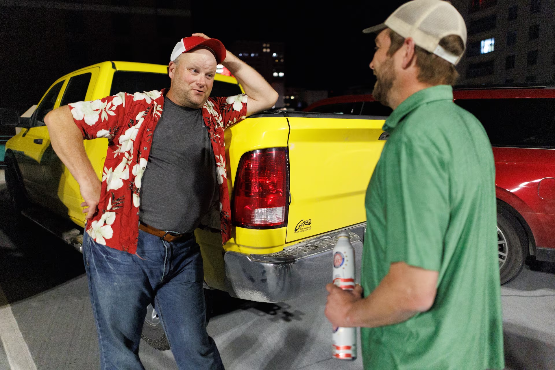 巡演最后一天,球探迈克·贝尔多和凯尔·温德兰在明尼苏达州罗切斯特的卡车旁休息 ... ... ... ... ... ... 巡演最后一天,球探迈克·贝尔多和凯尔·温德兰在明尼苏达州罗切斯特的卡车旁休息 ... ... ... ... ... ...