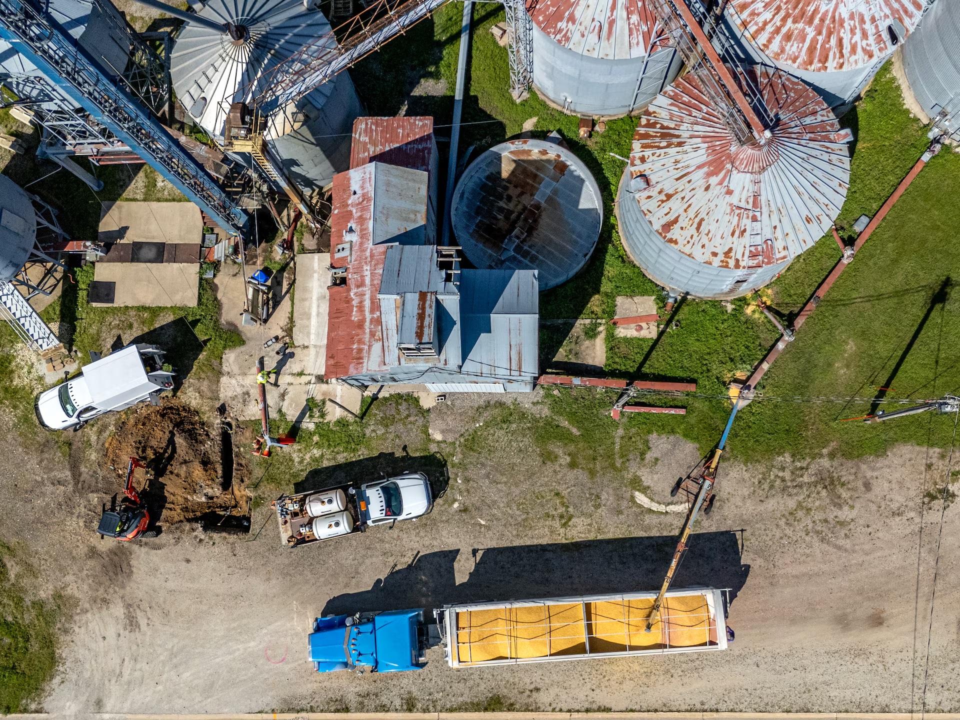 无人机拍摄的画面显示,玉米正从爱荷华州萨姆纳附近的一个粮仓装上卡车 无人机拍摄的画面显示,玉米正从爱荷华州萨姆纳附近的一个粮仓装上卡车