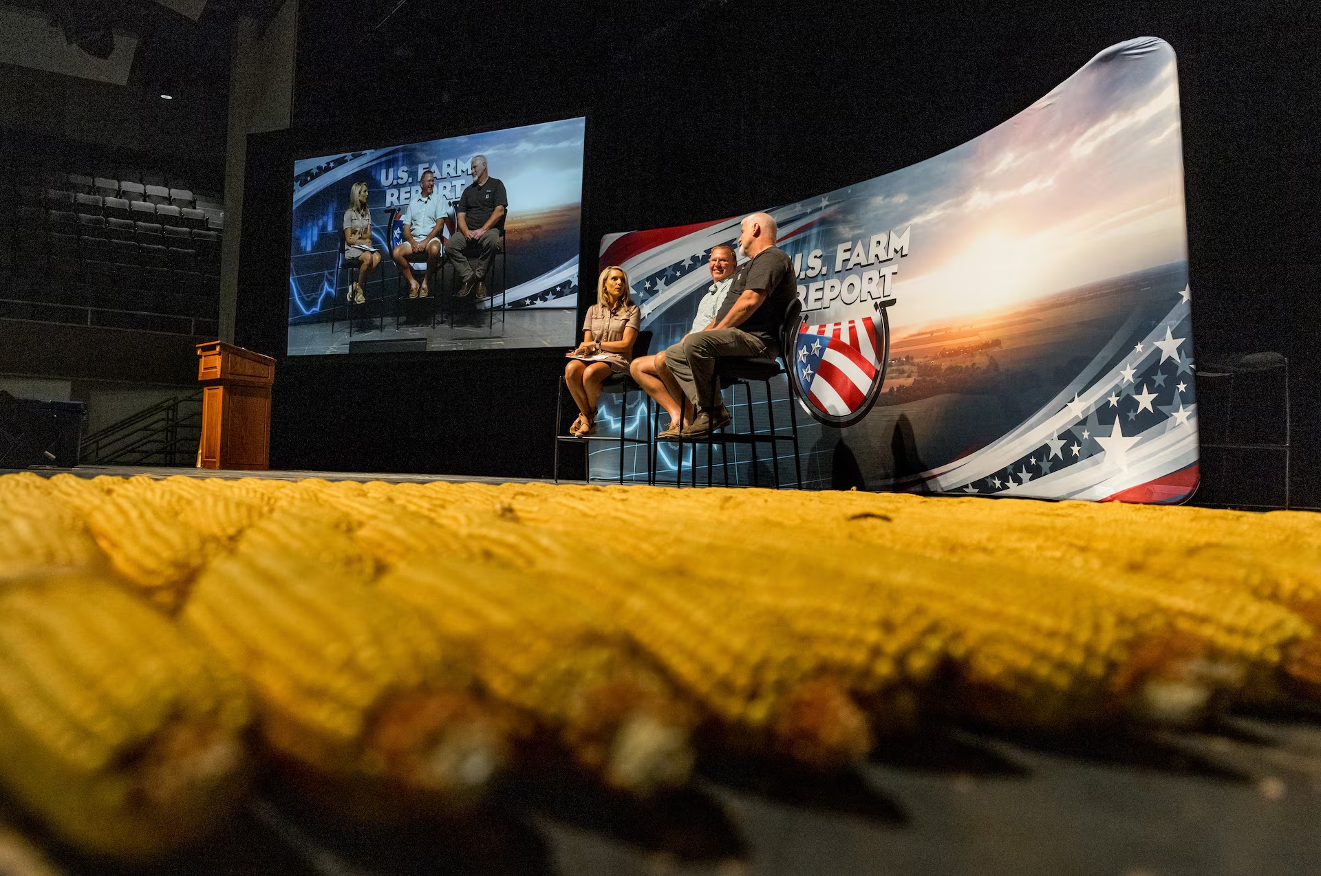 在明尼苏达州罗切斯特举行的“亲农作物之旅”最后一天,一排排剥好的玉米在挤满人的宴会厅里排列开来 ... . ... 在明尼苏达州罗切斯特举行的“亲农作物之旅”最后一天,一排排剥好的玉米在挤满人的宴会厅里排列开来 ... . ...