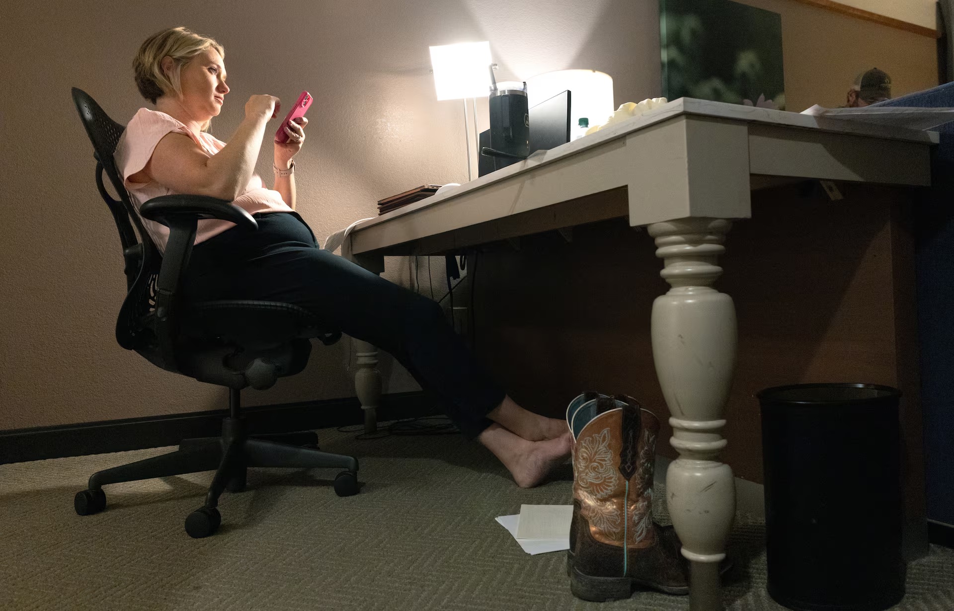 巡演数据协调员艾米丽·弗洛里·卡罗兰 (Emily Flory Carolan) 与同事在明尼苏达州罗切斯特的一家酒店房间  ... 巡演数据协调员艾米丽·弗洛里·卡罗兰 (Emily Flory Carolan) 与同事在明尼苏达州罗切斯特的一家酒店房间  ...