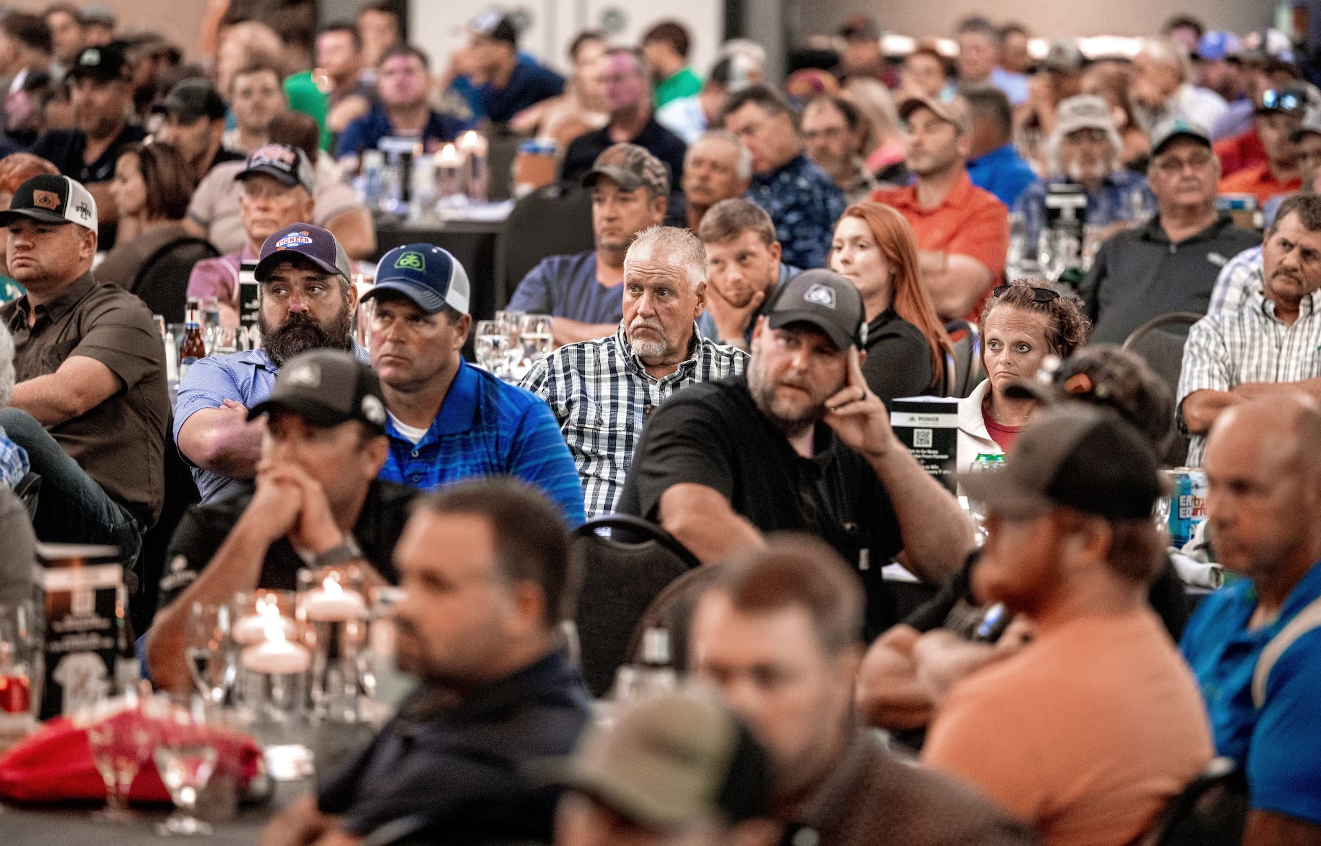 在爱荷华州里弗赛德市的一次巡回会议上,农民和行业专家聆听田间更新,了解作物状况和病害迹象 ... ... ... ... 在爱荷华州里弗赛德市的一次巡回会议上,农民和行业专家聆听田间更新,了解作物状况和病害迹象 ... ... ... ...