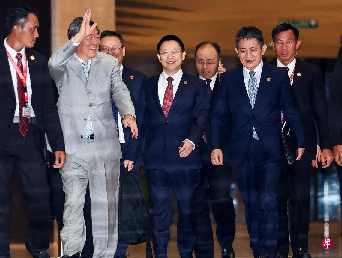 中国副总理何立峰(前排左二)首日谈判后离开时向媒体挥手,一起出席会议的还包括中国副财长廖岷(前排右二 ... 中国副总理何立峰(前排左二)首日谈判后离开时向媒体挥手,一起出席会议的还包括中国副财长廖岷(前排右二 ...