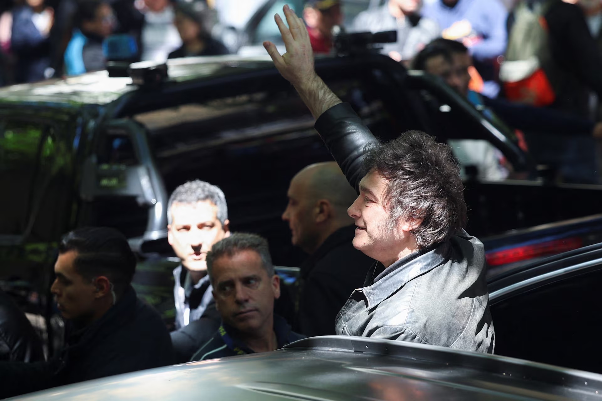 阿根廷总统哈维尔·米莱在中期选举中向人群致意 阿根廷总统哈维尔·米莱在中期选举中向人群致意