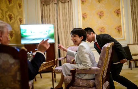 高市早苗欢迎特朗普 高市早苗欢迎特朗普